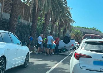 Man injured after car overturns in Tenerife